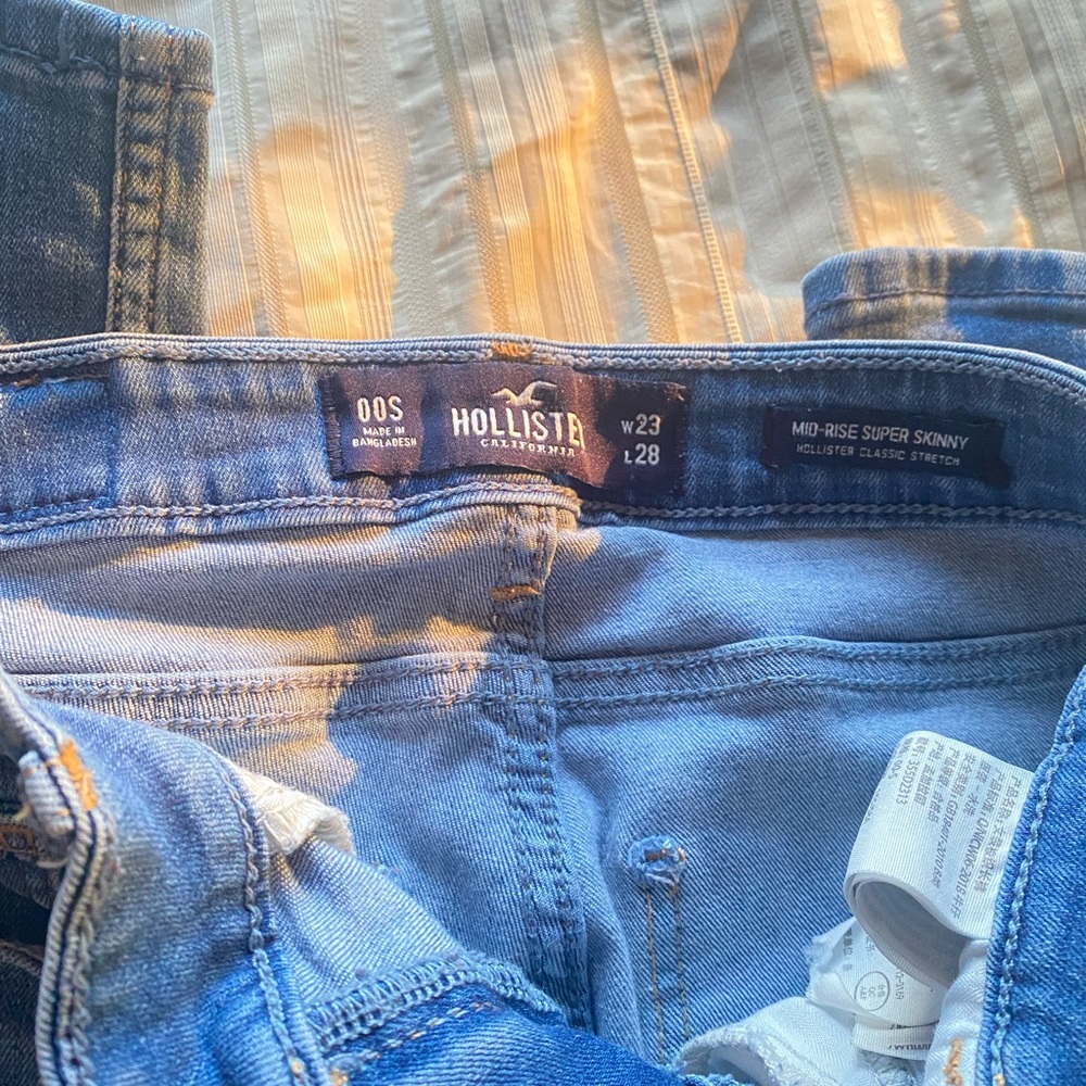 Hollister Blue washed jeans(ripped) <3